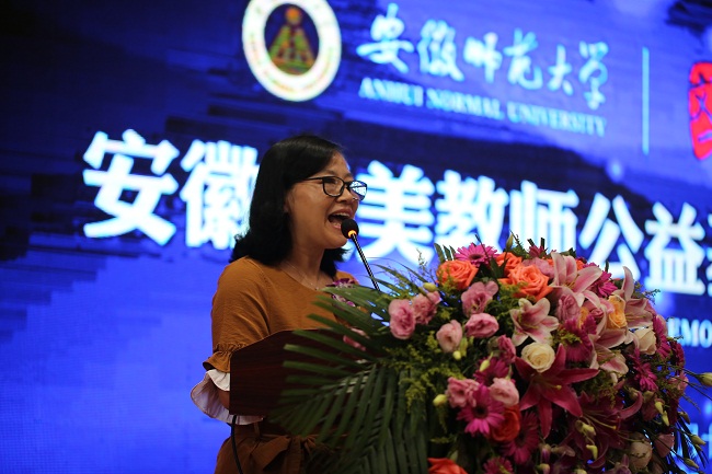 (最美教师代表何晓萍老师发言)